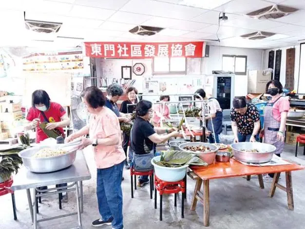 金城鎮東門社區端午包粽傳溫情!志工巧手獻愛送暖獨居長輩
