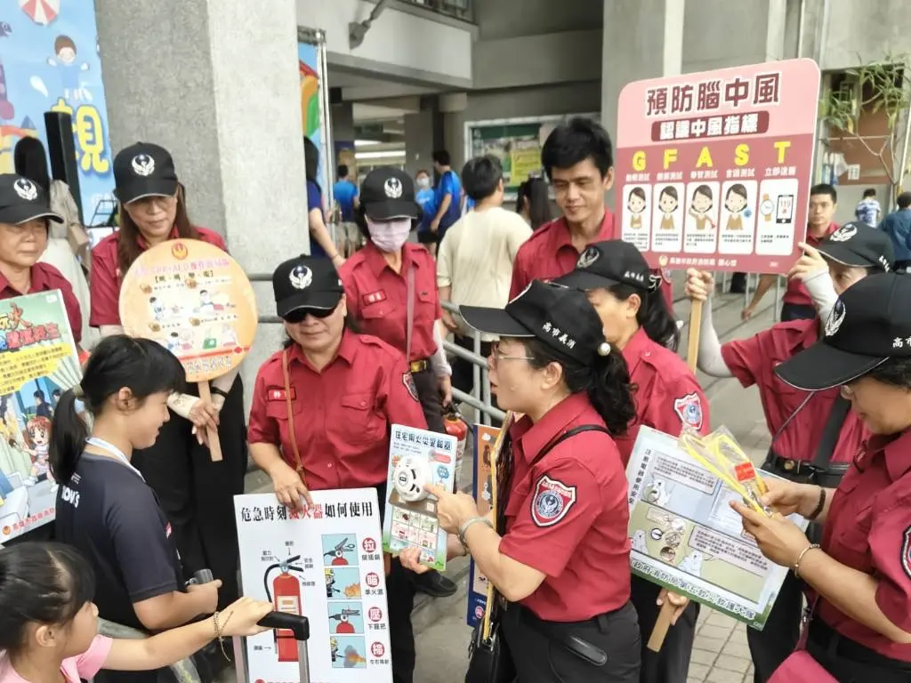 阿蓮國中親子嘉年華超萌！小小消防員著裝出動，現場實作「拉瞄壓掃」保命技