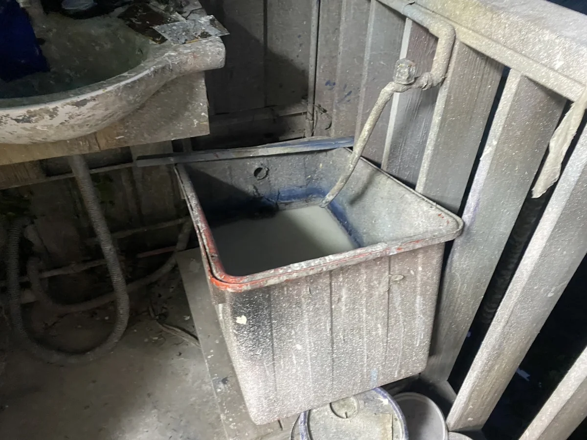 五股坑溪慘變「牛奶河」!環保局揪出工程行偷排廢水 最重罰300萬