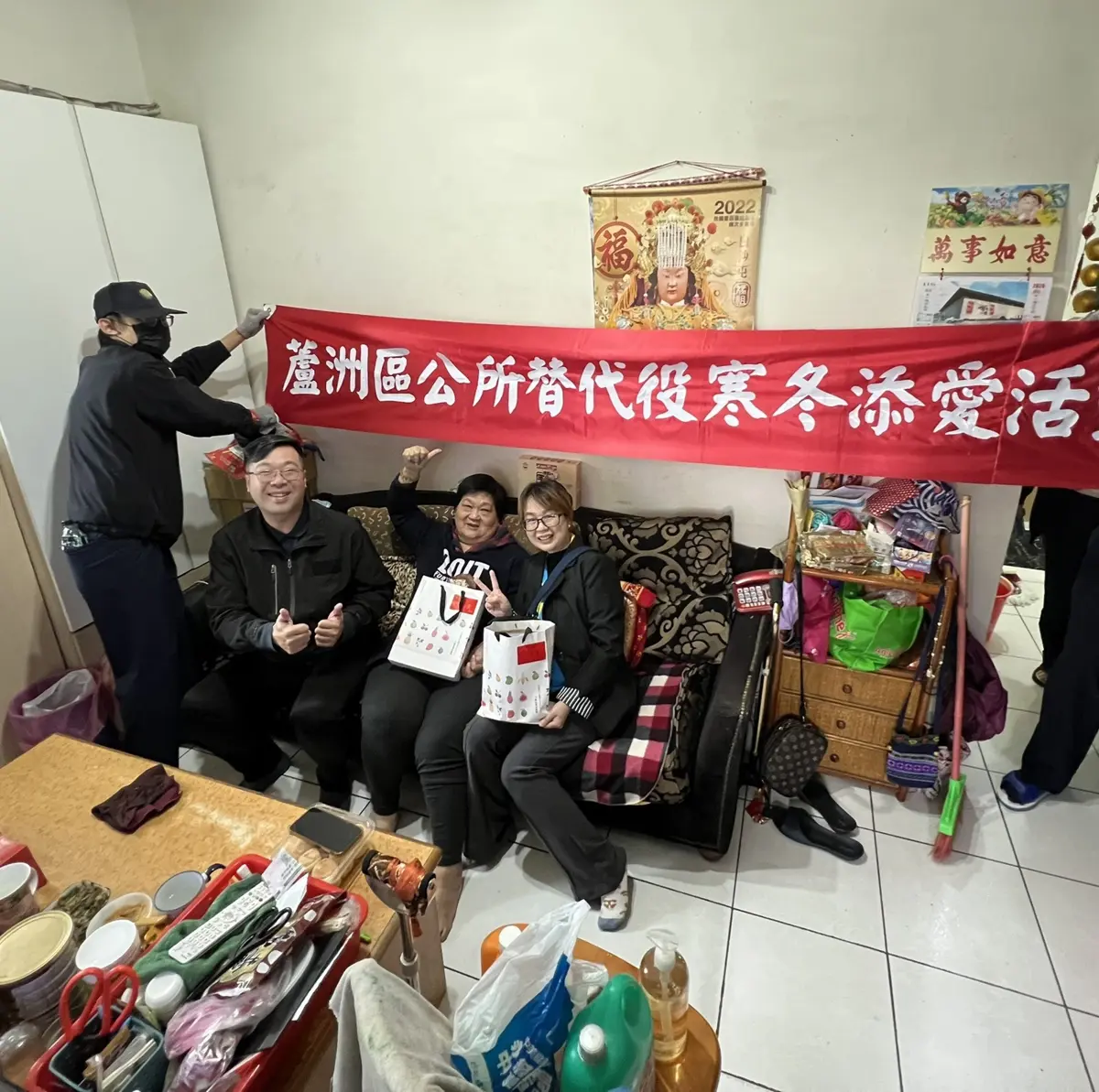 蘆洲暖心風景!12名替代役化身「居家英雄」 助獨老除舊佈新迎新年