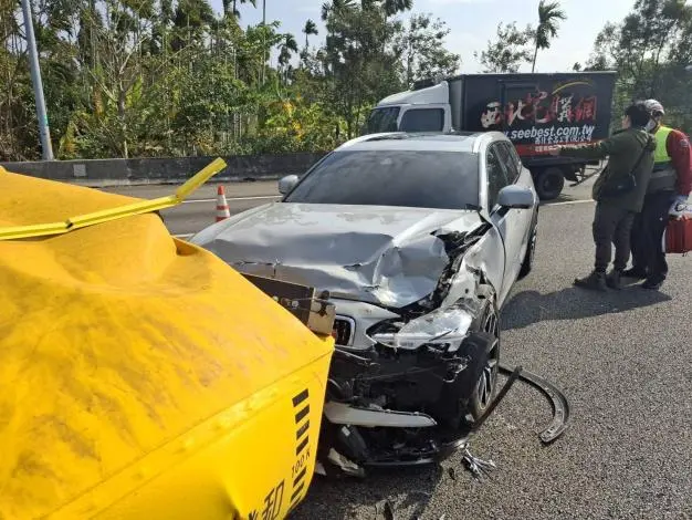 國道一號北上驚魂!轎車猛撞緩撞車「車頭全毀」 駕駛幸運僅輕傷