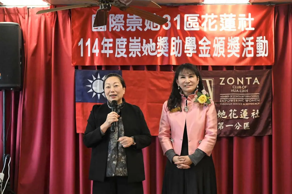 花蓮崇她社頒獎學金!19位女學子獲獎 徐榛蔚贈玉雕勉勵「立足台灣」