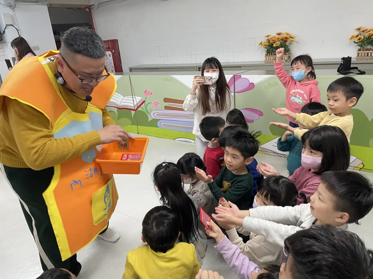 內湖萌娃迎新年!幼兒園打造「沉浸式」年貨大街,5天活動體驗滿滿傳統味