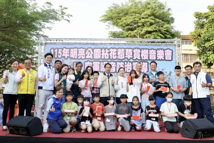 南區花旗木盛開!明亮公園音樂會人潮爆滿 黃偉哲現身同樂送暖
