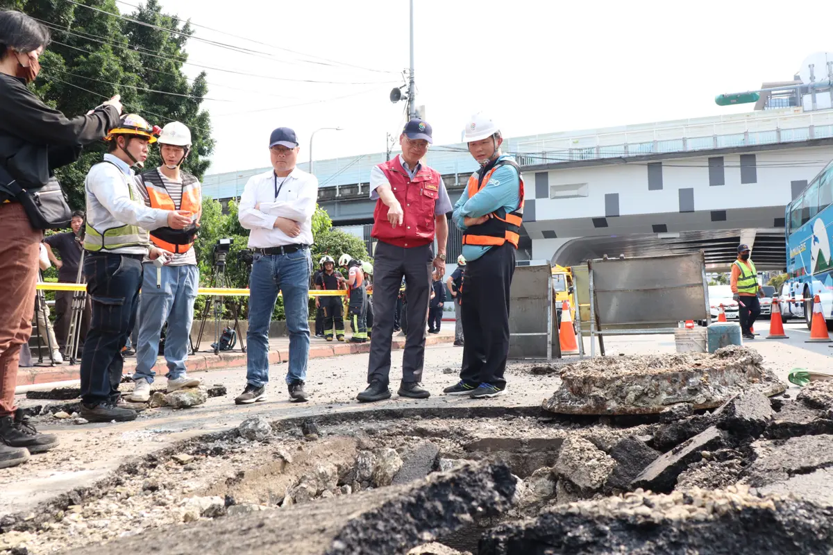 嚇!板橋縣民大道馬路突爆裂隆起 疑電纜走火釀禍、力拼傍晚6點前搶通