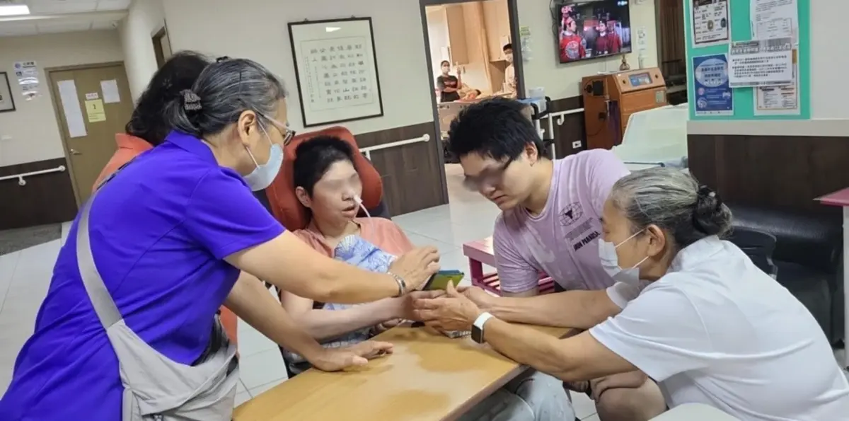 手機螢幕裡的團圓!新北社工暖心助障礙兒家庭視訊圍爐,母盼明年能相聚