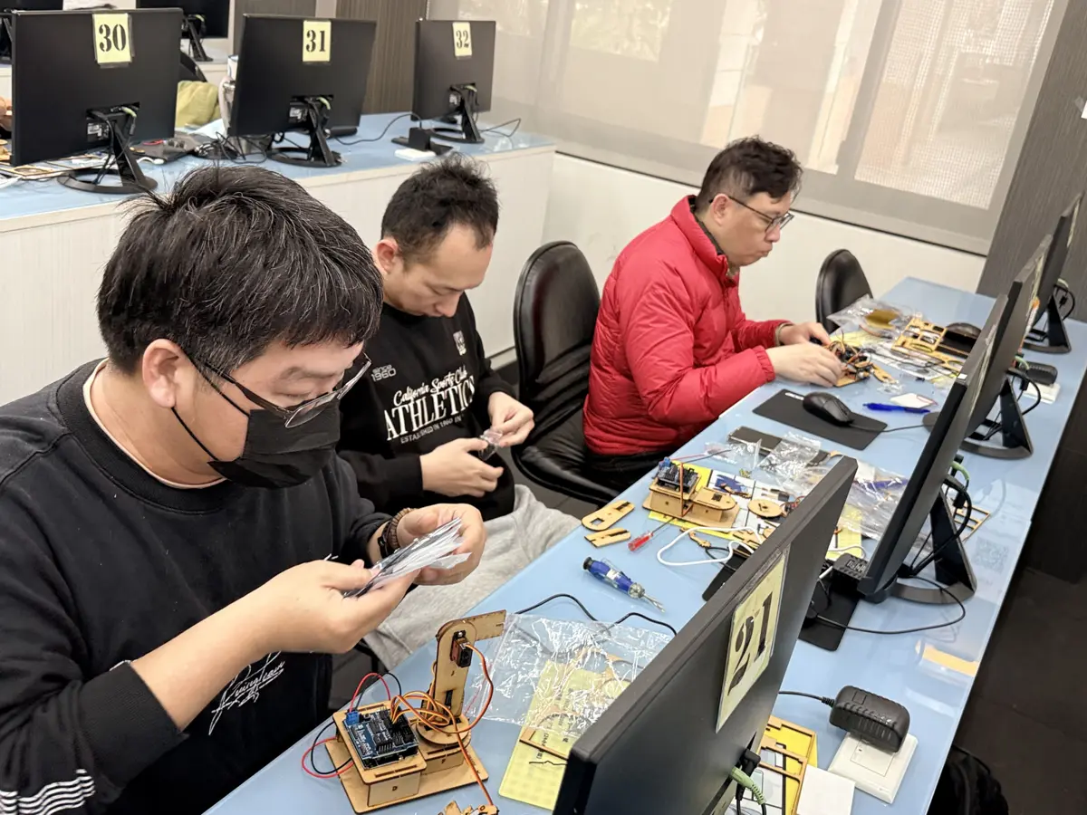 花蓮師資研習再升級!攜手師大、國際專家打造「機械手臂xAI」實作課