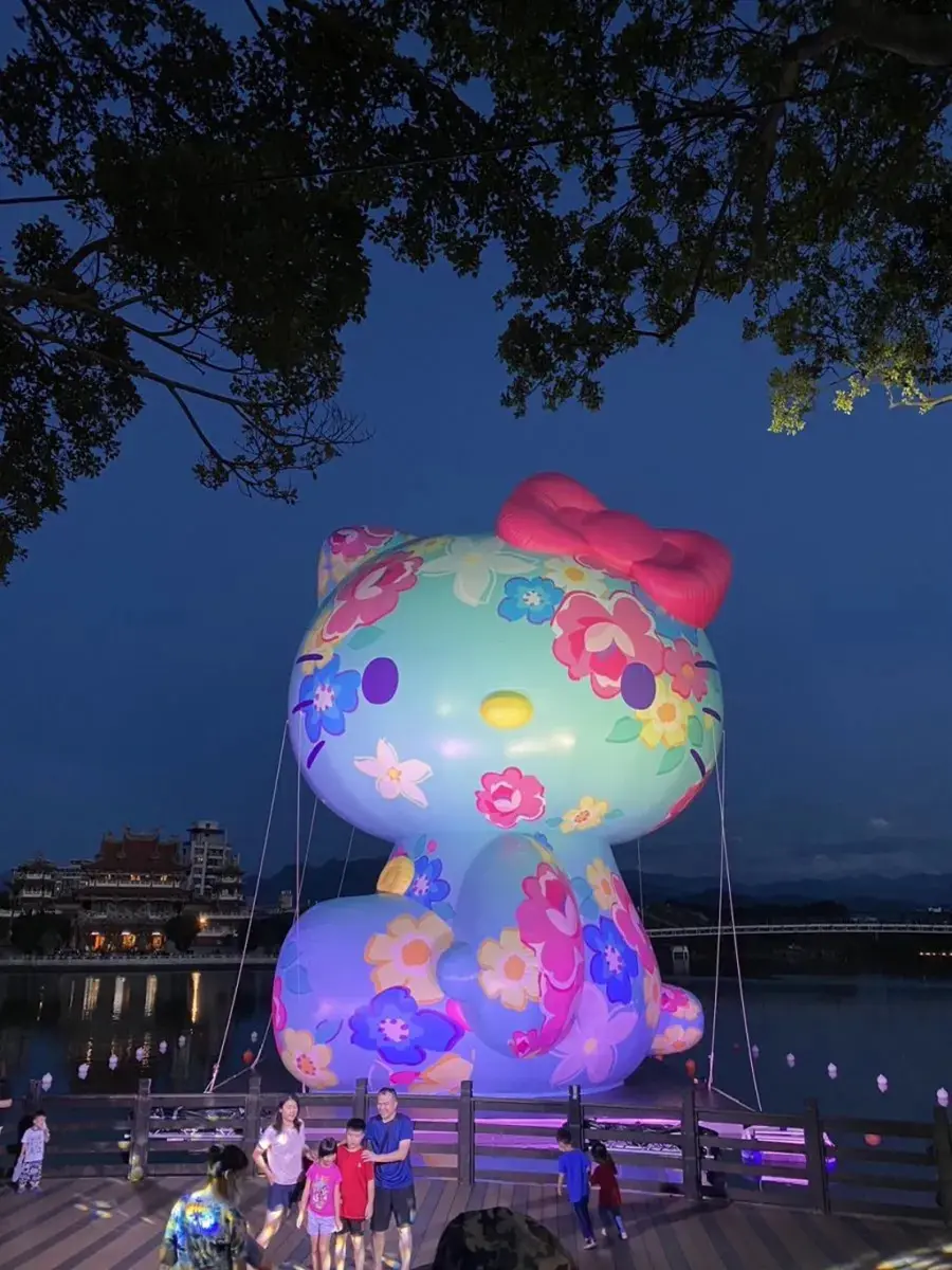 巨型Hello Kitty現身桃園!夜晚燈光秀讓人驚艷