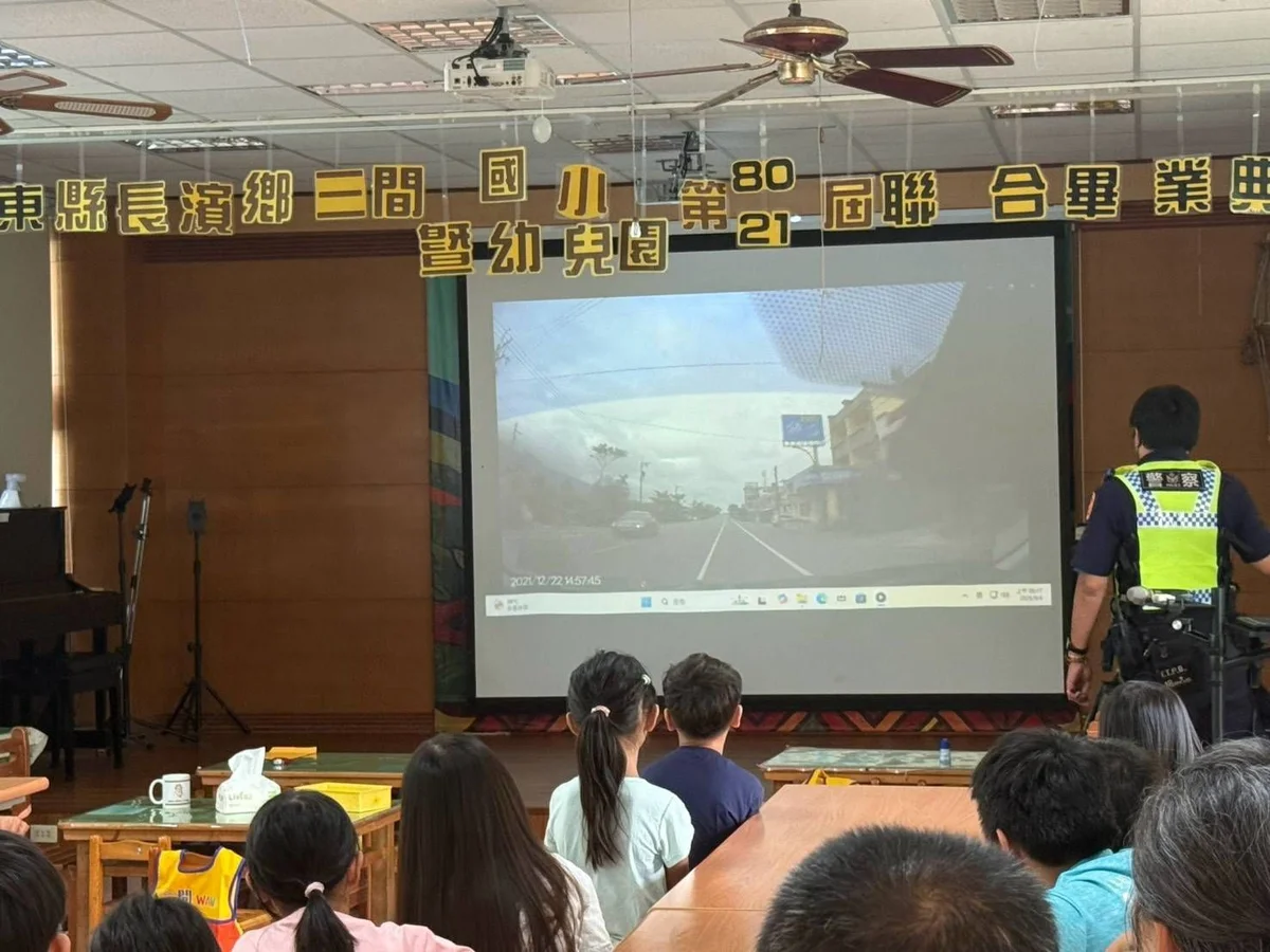 長濱警前進三間國小!化身交安大使 扎根學童「停讓」觀念