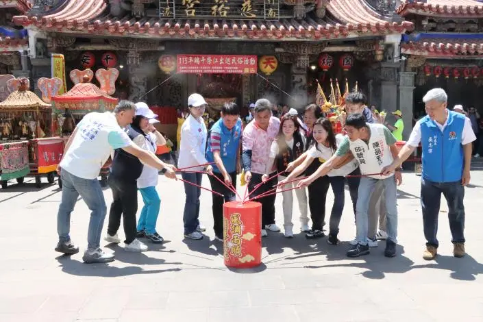 竹南慈裕宮百年「祭江洗港」登場！神轎衝海口超震撼，鍾東錦祈求合境平安