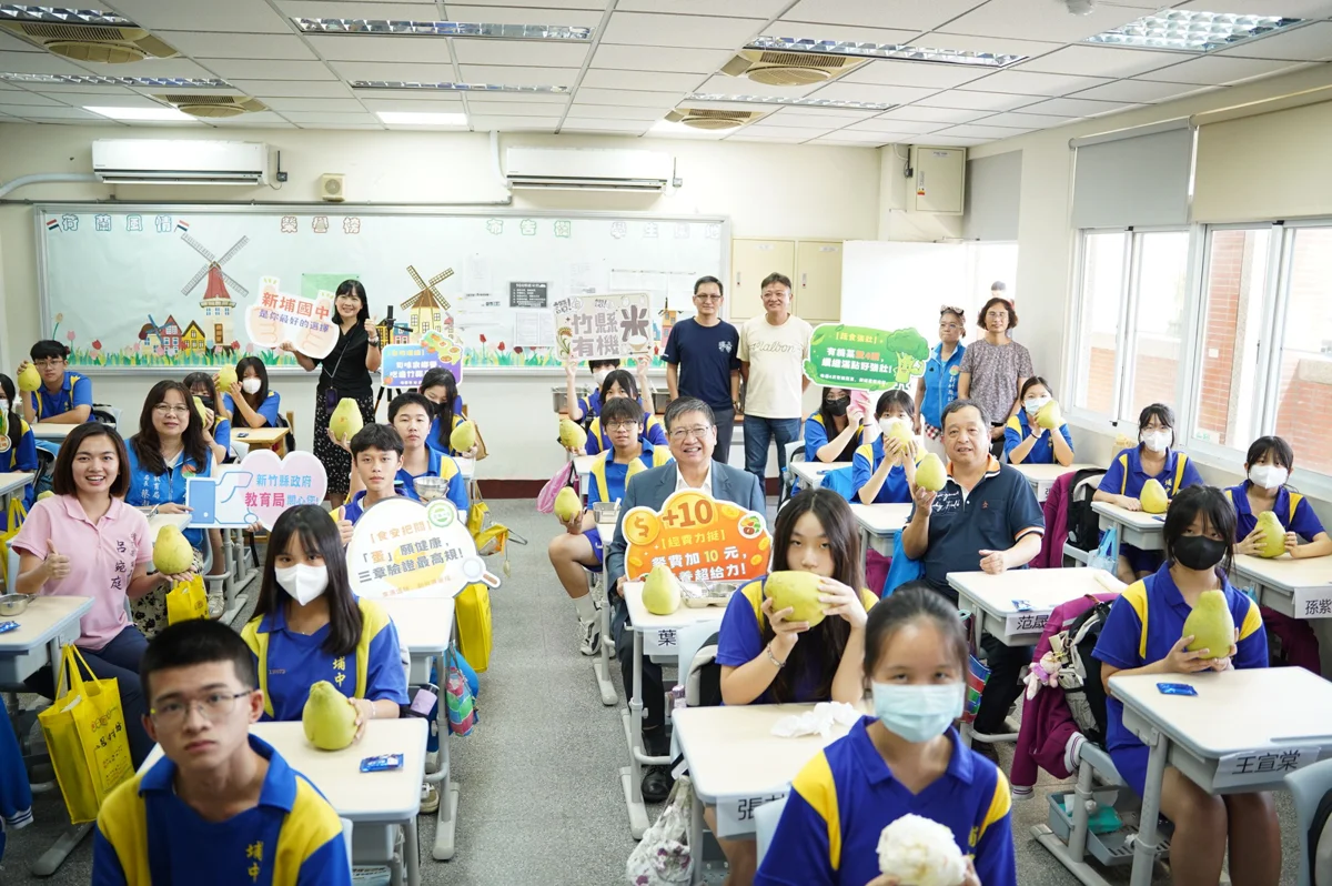 新竹縣營養午餐5大升級!每餐加碼10元 楊文科親赴新埔國中陪學生開動
