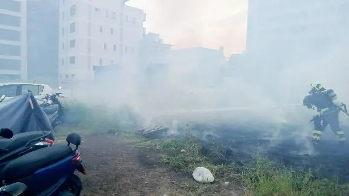 竹南車站旁驚傳火警!停車場空地濃煙竄天 消防急籲:別再亂丟菸蒂