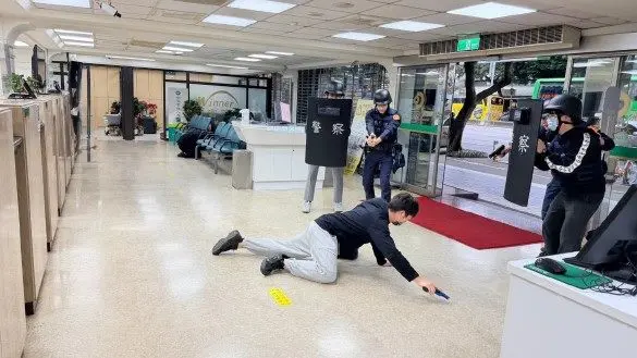 大同區街頭警匪對峙!銀行搶案驚傳人質挾持,警方實戰演練畫面曝光