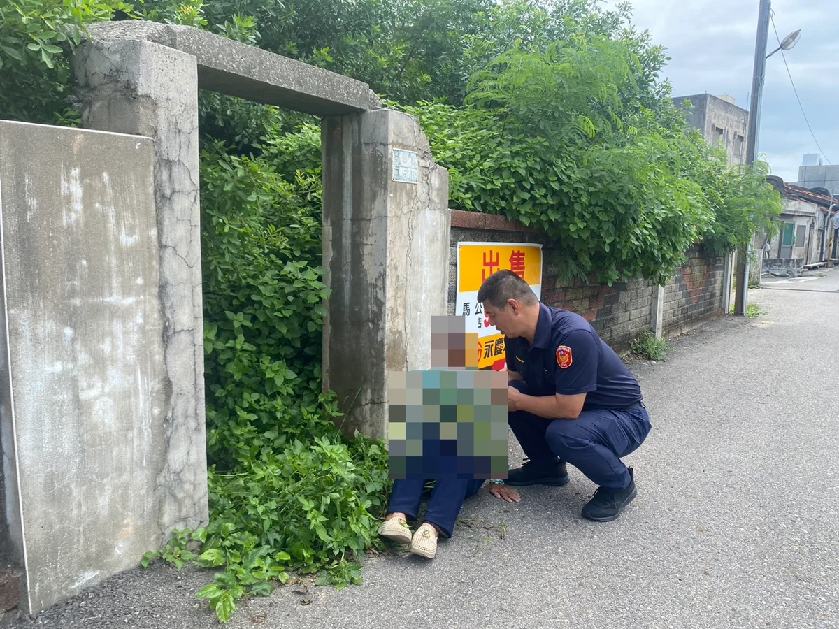 九旬失智嬤迷途跌坐草叢!龍門警暖心安撫護送返家