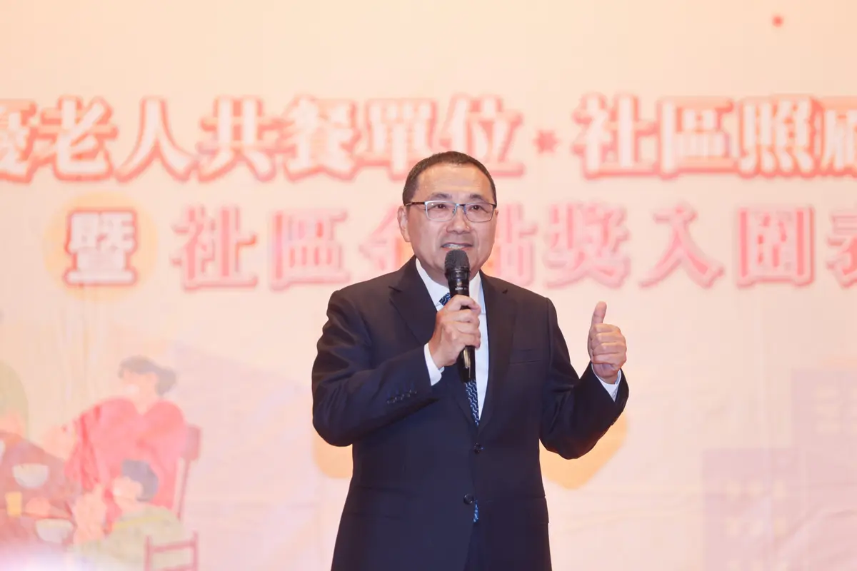 新北長輩真幸福!侯友宜親頒獎116處共餐據點 感謝民間英雄守護「呷百二」