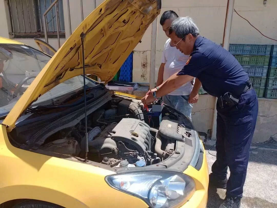 離島車輛拋錨無處修!望安警化身「馬蓋先」借電霸秒發動救援