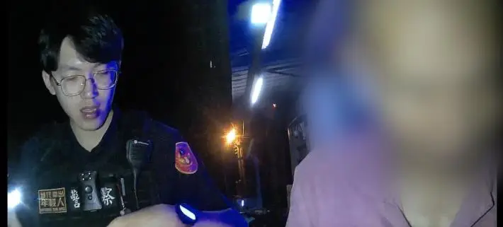 竹南老翁腿傷復發困路邊,暖心警民接力護送返家