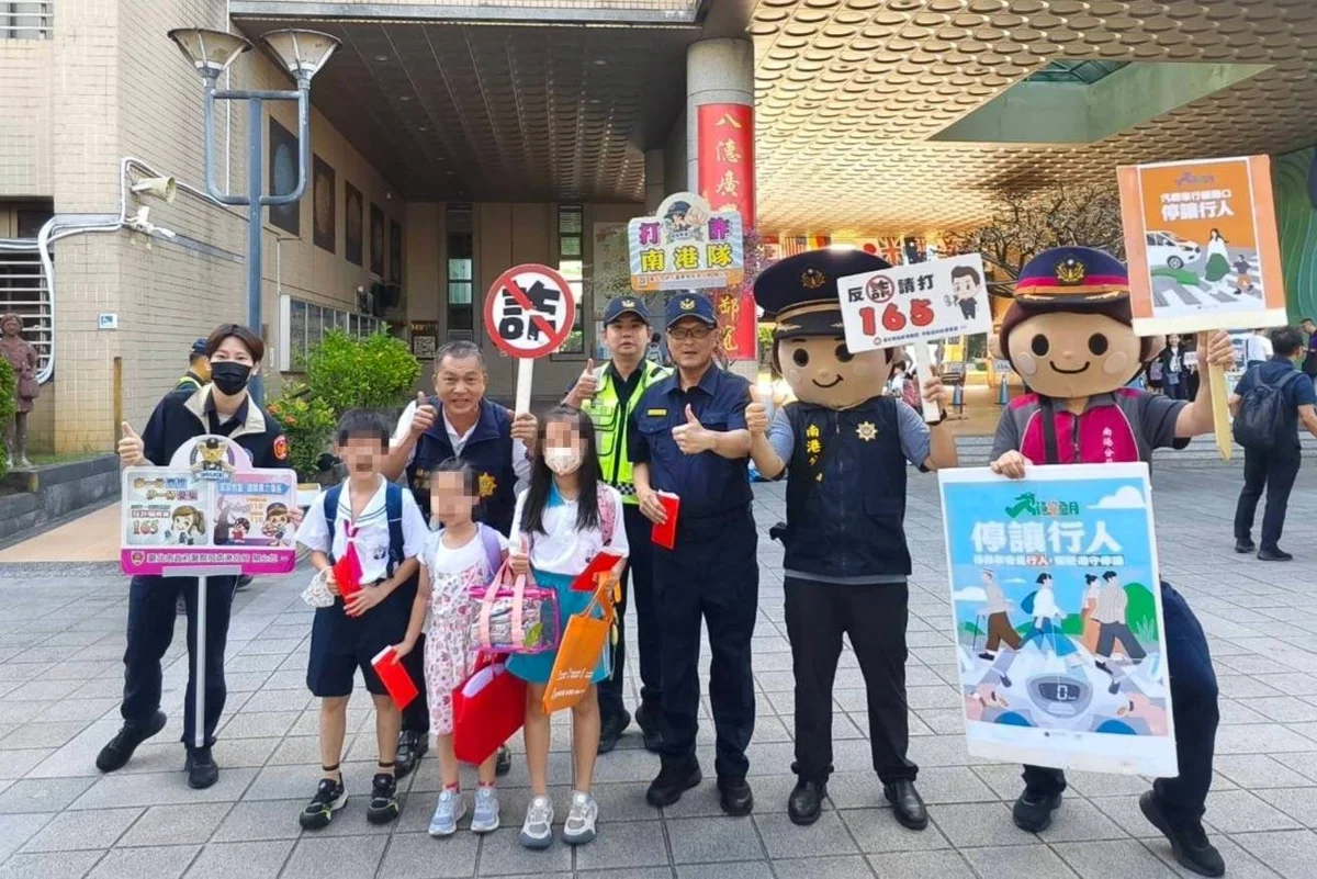 開學日迎車潮！南港警出動「交通快打」護童 守護學童安心上學