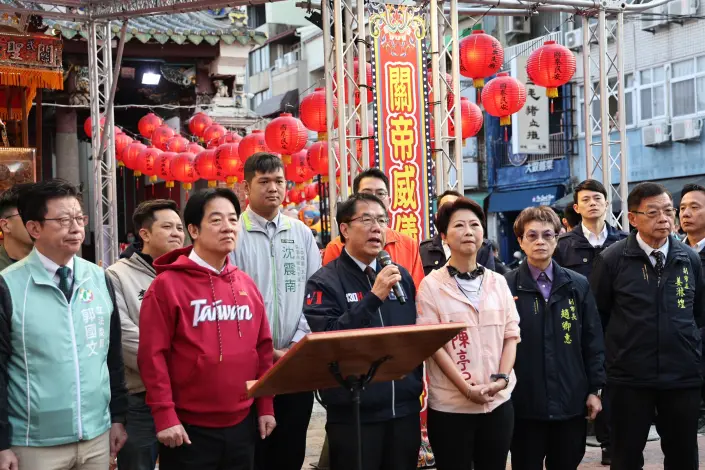 賴清德大年初二「回娘家」!偕黃偉哲參拜祀典武廟發紅包,民眾清晨5點擠爆現場