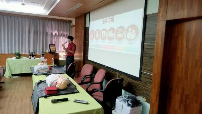 竹南啤酒廠火警演練!消防隊親授CPR+AED救命術 員工防災力UP