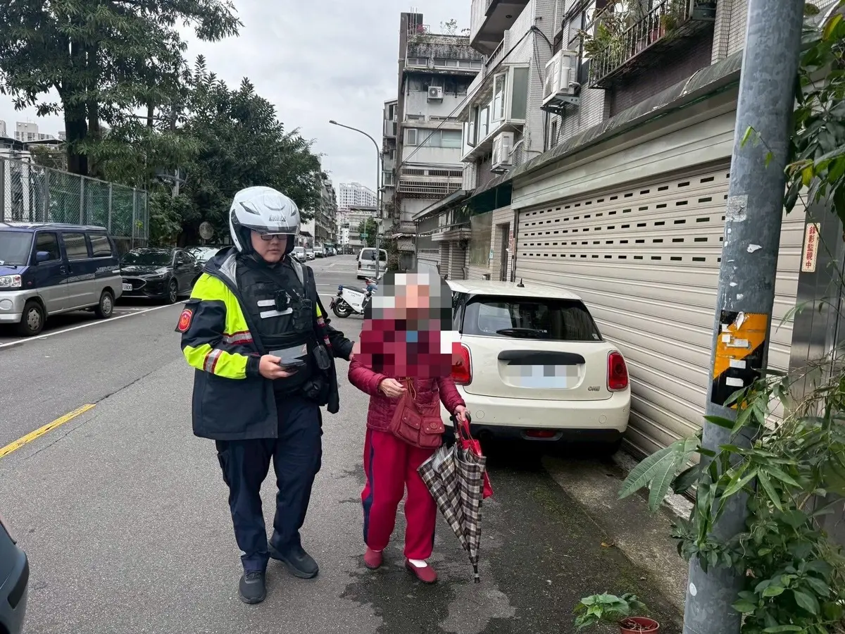 文山阿嬤買菜慘摔!暖警變身「人體拐杖」護送就醫 結局超暖心