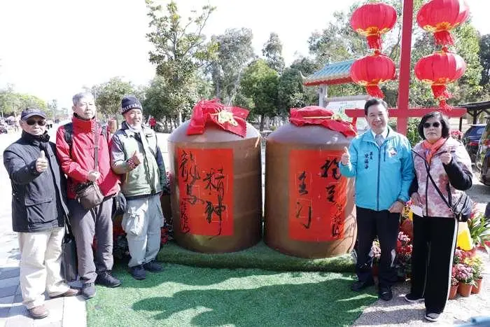 金門春節花市擠爆!縣長陳福海揮毫「福至金門」,7大花坊、親子活動懶人包一次看