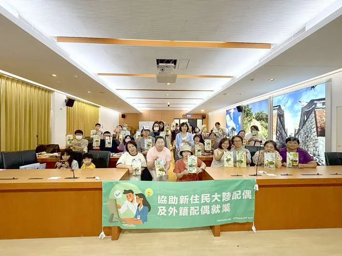 金門新住民就業力升級!水泥畫DIY結合勞權宣導 打造職場第二專長