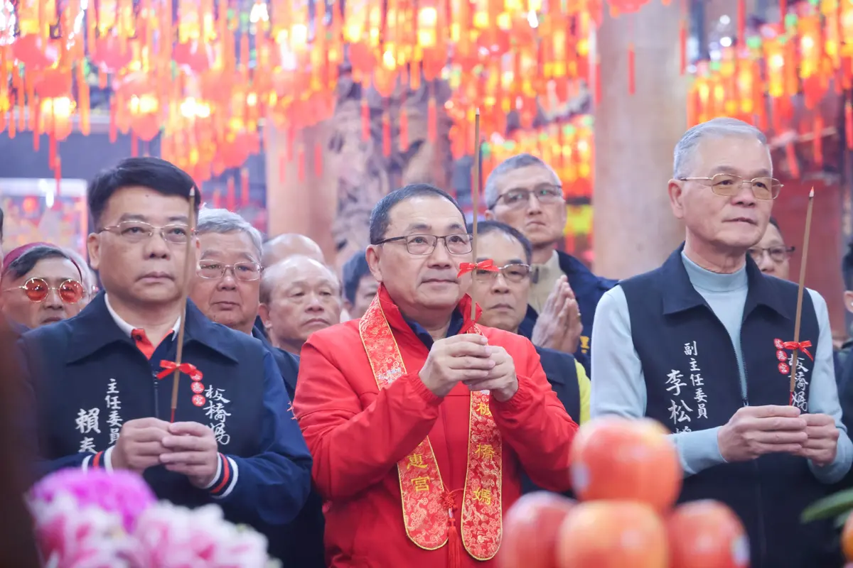 侯友宜大年初一走春!連跑板橋、新莊4大廟宇祈福,親揭「馬祥厚運」祝福
