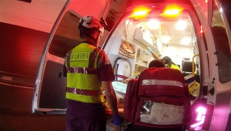 和美騎士突發不適連人帶車路倒!警消迅速救援送醫