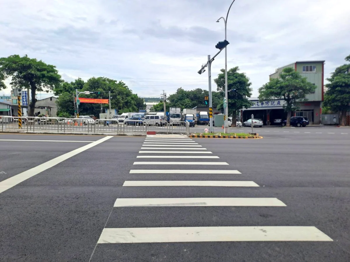 沙鹿三民路大變身!「Z字型庇護島」上路,終結危險路口保障行人安全