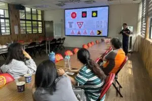老師也嚇到尖叫!基隆八斗子國小震撼交通安全課,大型車「死亡視角」影片全公開