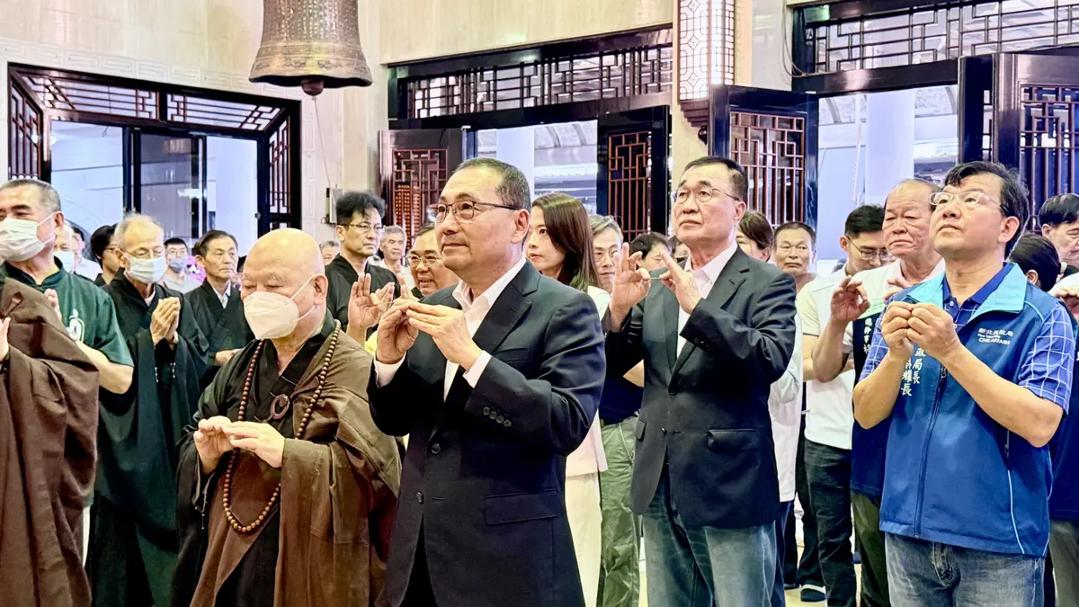 侯友宜浴佛節現身土城！參拜承天禪寺、緬懷淨耀法師為市民祈福