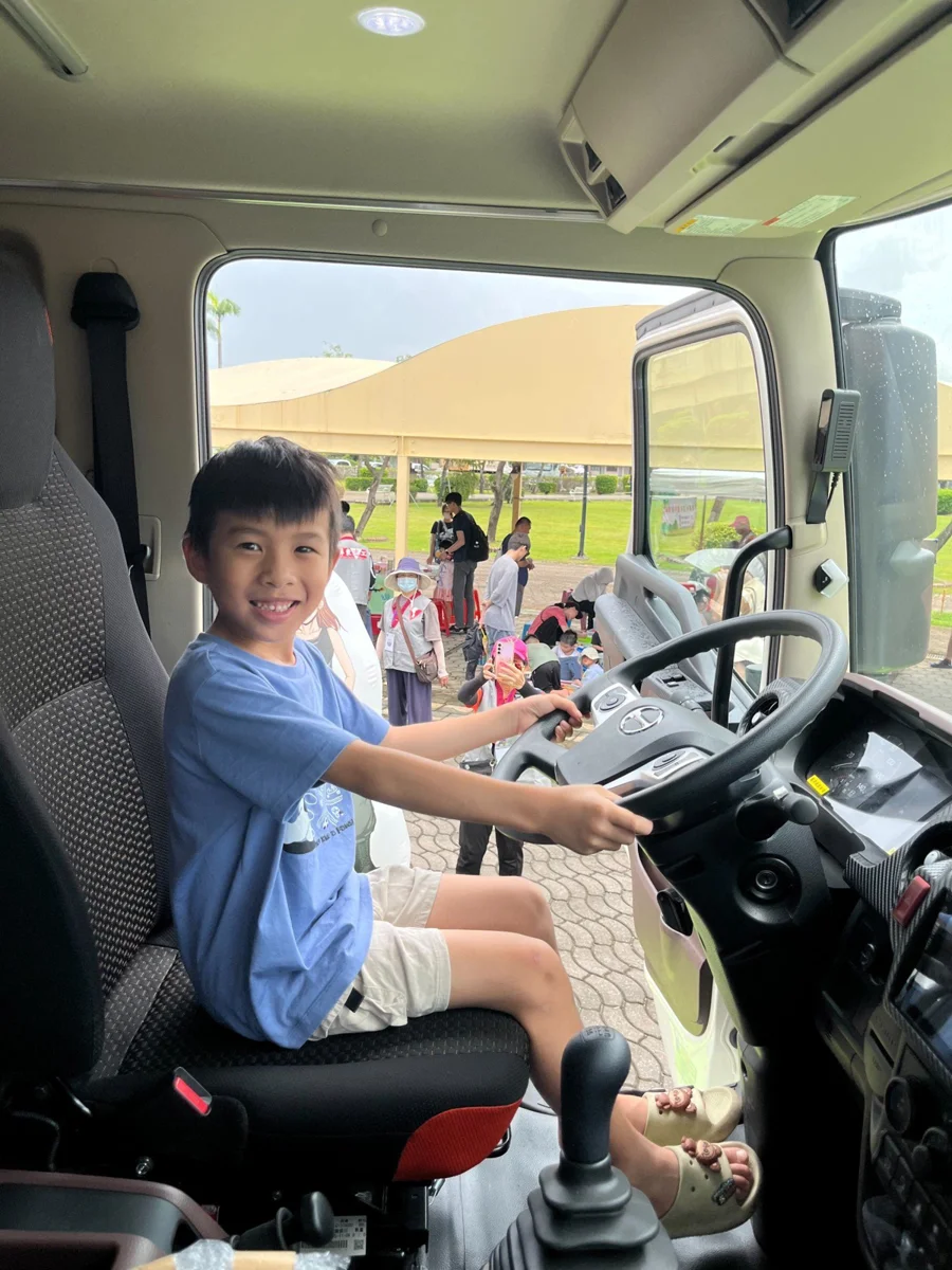 屏東「移動遊樂園」嗨翻週末！滑水玩泥巴、大型車死角體驗，500親子共創夏日回憶