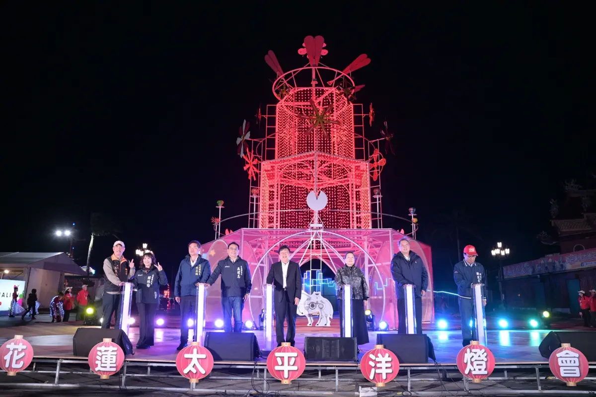 花蓮燈會開幕煙火超震撼!10米高「會呼吸主燈」驚艷全場,巴大雄嗨翻日出大道
