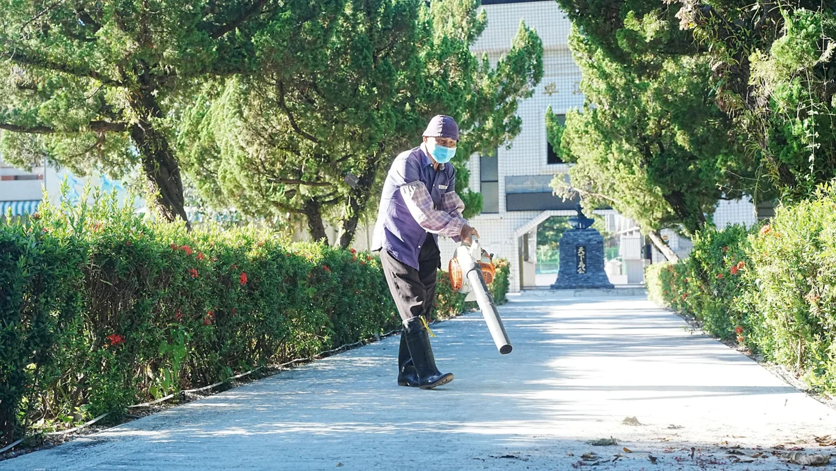 減輕校園清掃負擔！花蓮縣府核定288萬元，補助113所國中小添購吹葉機