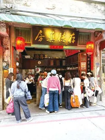 金門觀光回暖!小三通人潮擠爆百年藥房 招牌胡椒粉賣翻