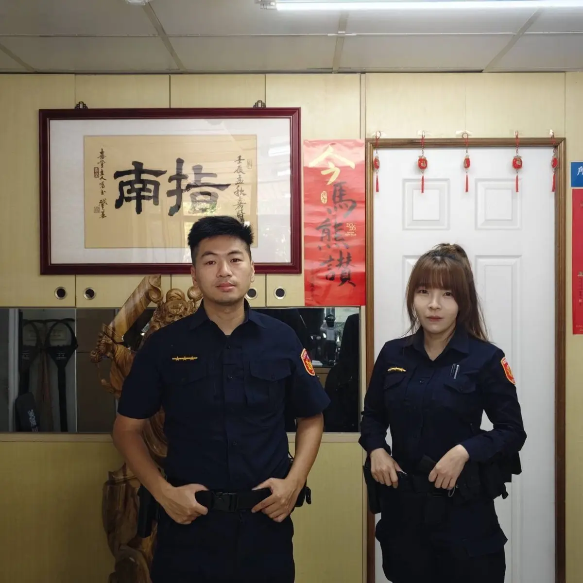 文山區大雨中拋錨!女駕駛受困車陣,暖警「徒手推車」解圍獲讚