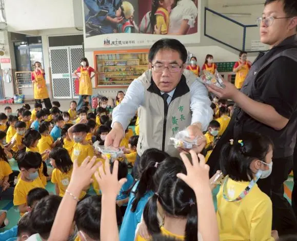 台南育兒福利再升級!黃偉哲揭曉「49座公托、39座特色公園」計畫