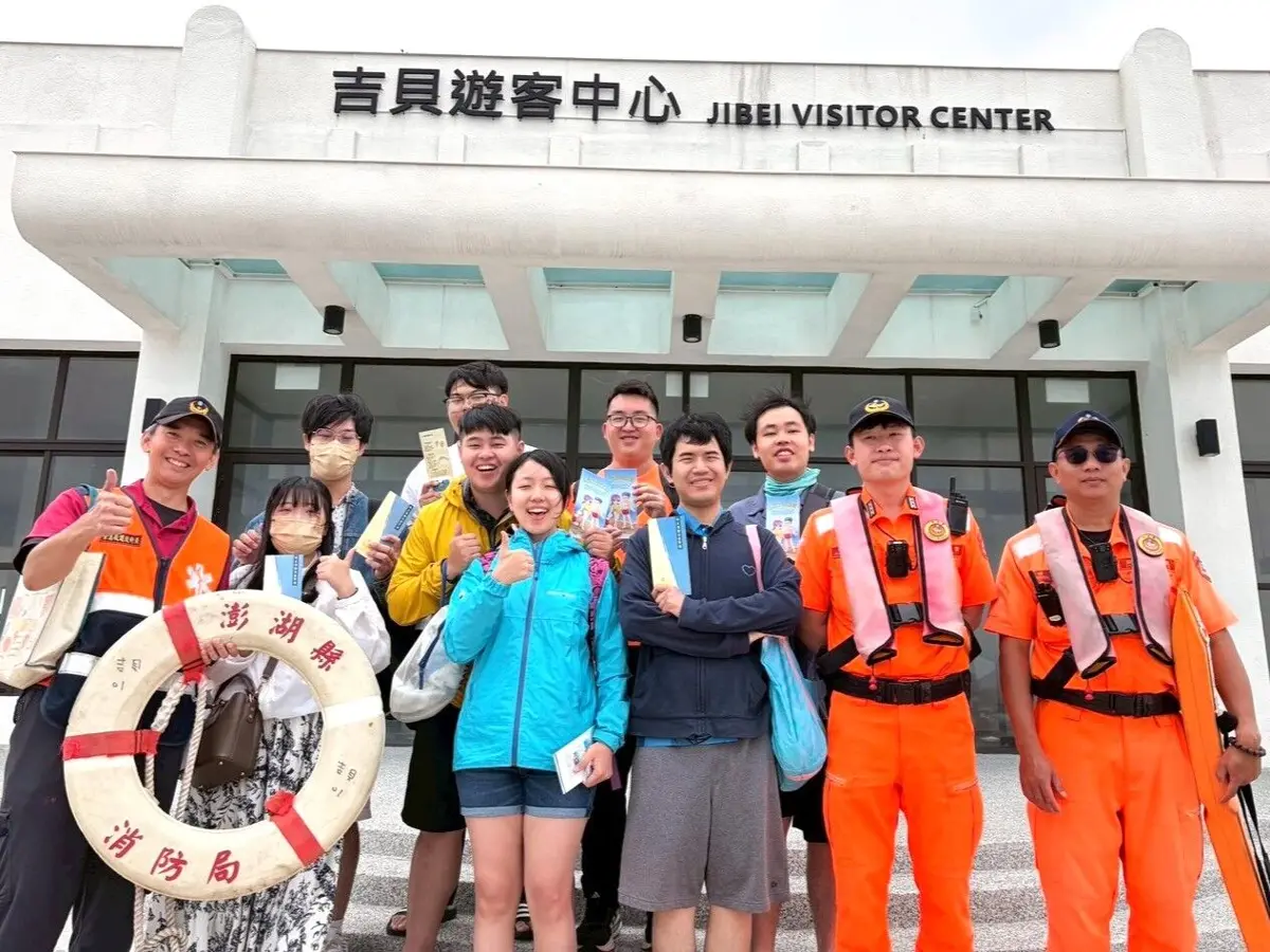 澎湖花火節迎人潮！吉貝消防岸巡聯手出擊，守護遊客戲水安全