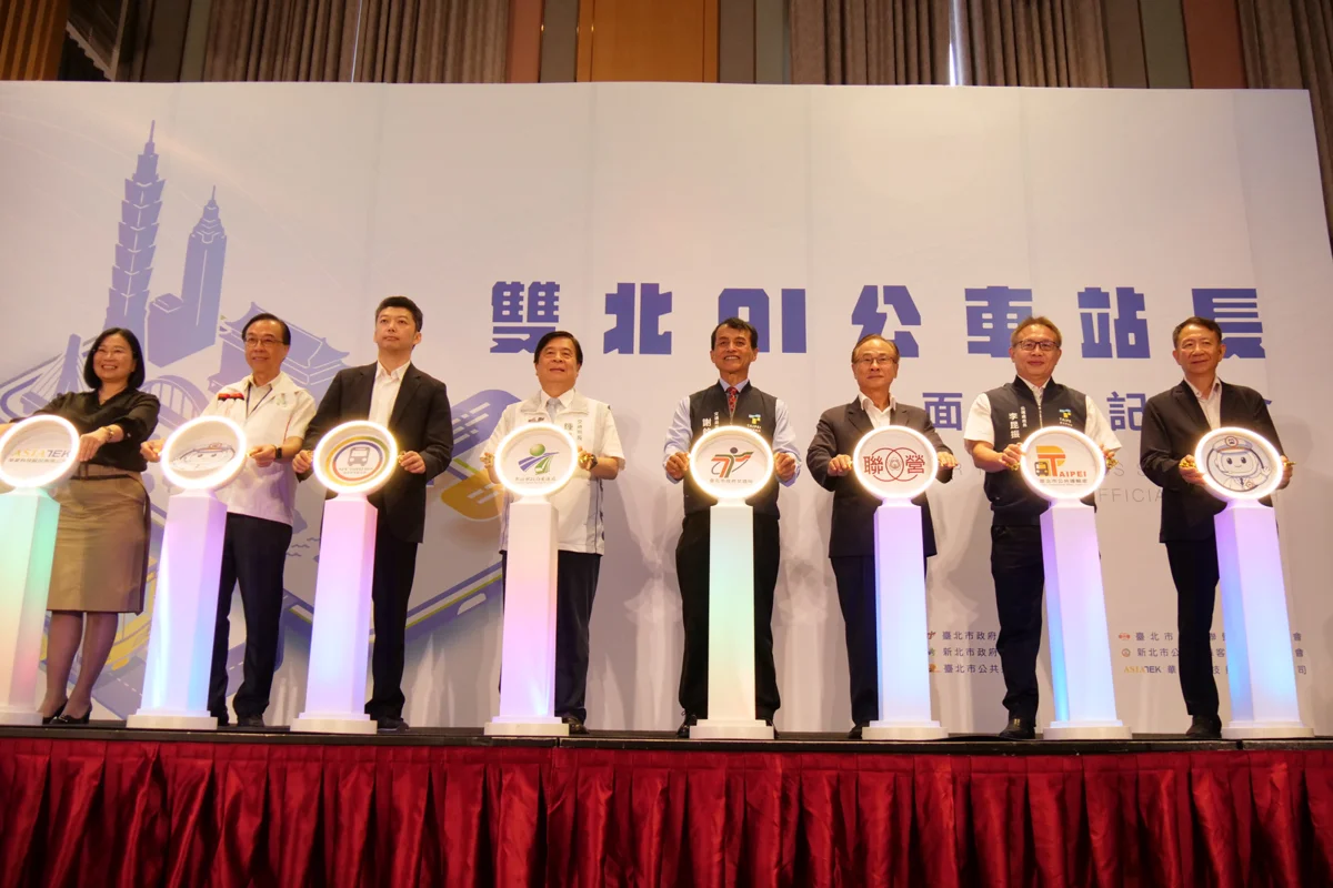 雙北「AI公車站長」正式上線!免背路線掃碼開口就能問