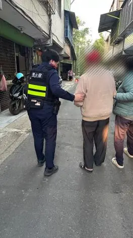 88歲翁寒流夜走失!頭份警暖心護送返家 家屬頻頻道謝