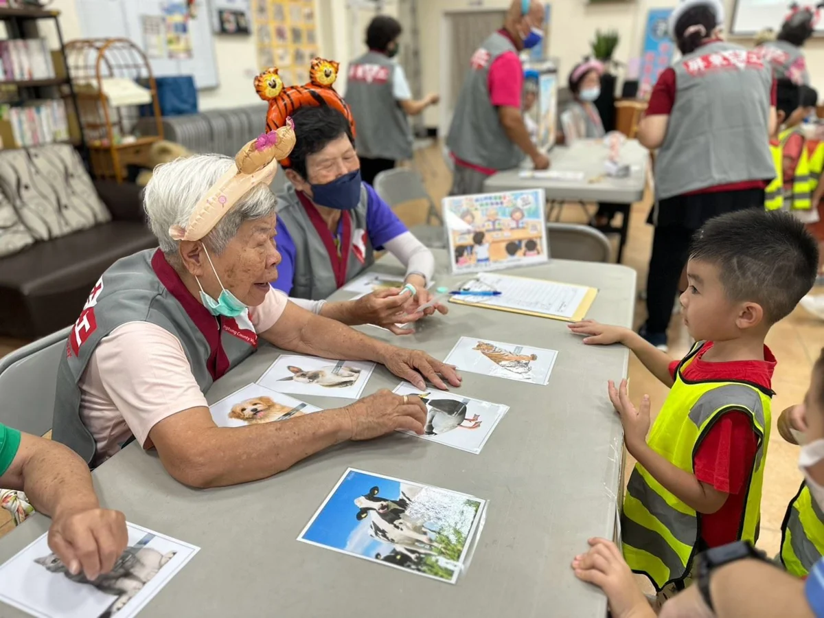 屏東永安社區「代間闖關營」登場!75歲高齡志工化身關主 帶領幼童重溫古早味