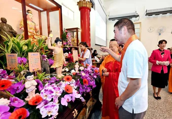 頭份浴佛節飄善心!佛光山宏法社捐8萬助學惠弱 縣長鍾東錦祈福