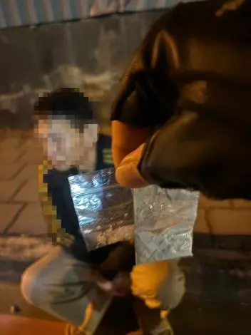 苗栗深夜攔查 | 車燈不亮意外搜出毒品 53歲駕駛當場遭逮