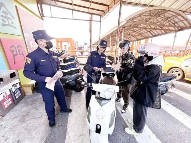 金門微電車成旅遊新寵 警方加強執法管理