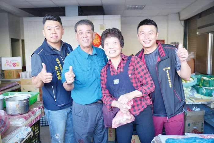 中秋採買免煩惱！金湖鎮長陳文顧巡視傳統市場 確保物資供應穩定
