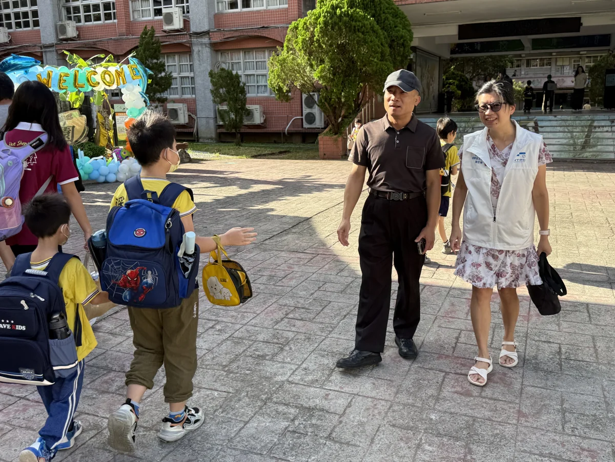 開學日迎新!坪林國小設智慧門祈福 教育局出動查核食安與交通