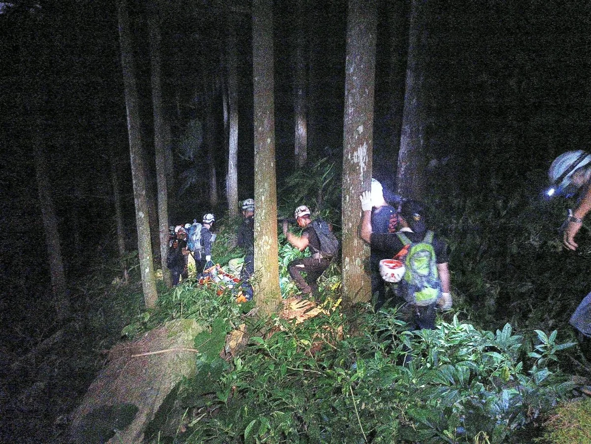 南庄光天高山驚傳意外！女山友跌倒骨折受困　警義消合力救援送醫