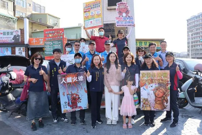 母親節最暖心!苗栗縣長夫人市場發5000朵康乃馨,親授「防火3訣竅」