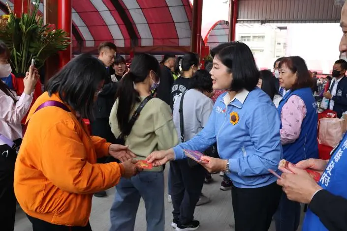 雲林土庫走春！張麗善大年初一現身六房媽紅壇，親發「金馬福袋」賀新年